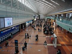 羽田・第２ターミナル

ホームに戻ってきました。
意外と人はいませんでした。　