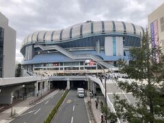 では、京セラドームに向かいます。

大阪ガス発祥の地とあったので、気になって調べたら色々知らなかったことが解りました。
元は、大阪市が大阪近鉄バファローズを誘致し、その本拠地として大阪市主体の第三セクター（大阪シティドーム）によって、1997年3月1日に大阪ガスの工場跡地に東京ドーム、福岡ドームに次ぐ日本3番目のドーム球場として開場しましたが、大阪市による経営は上手くいかず、経営破綻が危ぶまれていた最中の2004年6月に、近鉄がオリックス・ブルーウェーブと球団合併計画を発表し、経営の先行きはさらに不透明となっていき、結局2004年11月にオリックス不動産に売却されました。

その後、周辺一帯の再開発が進み、阪神なんば線ドーム前駅の開設等もあり、続々と新たな施設が建設設立されて、2013年に「イオンモール大阪ドームシティ」。健康・スポーツ関連の複合商業施設「フォレオ大阪ドームシティ」や病院、「スーパービバホーム」が建設され、2015年には大阪ガス施設の再開発により、ハグミュージアムも開館。
2020年1月には、TUGBOAT TAISHO大正も開設され、一大商業ゾーンとなってきています。