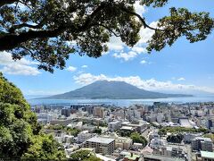 汗だくになって、ようやく城山展望台に到着。
たどり着くまでは大変でしたが、高台より見渡す鹿児島の街と桜島を見ていると、疲れも癒やされます。