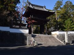 ここが寺の門です。山門のような造りですね。