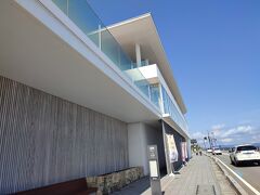 お次は「道の駅　雨晴」
駐車場が狭いのでめっちゃ混んでます。
何とか駐車して2Fの展望デッキへ。