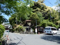 　　近鉄吉野駅から奥千本の世界遺産･金峯神社まで
　　徒歩で約1時間50分、距離にして約６kmなのですが
　　
　　私は写真を撮りながらで、いつも2時間半かかっちゃいます
　　　　
　　今日は奥千本からそのまだ奥の未踏の地に挑戦したいので
　　中千本からはバスを利用して奥千本まで行こうと思います

　　このちっちゃなバスがそうです
　　中千本竹林院前～奥千本口　15分　400円

　　10:05発　(1時間に2本) 乗客は、私だけです