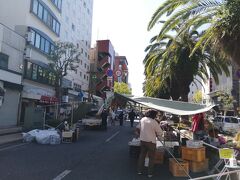 ホテル最寄りのバス停で下車後、急いで日曜市へ。

到着したのは13:50。
「お疲れさまー、また来週」って声が聞こえる！
