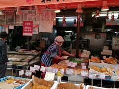 どんどん店が少なくなっていく中、ぎりぎり楽しめてヨカッタ。

もう少し食べたいと夫が言うので、近くの松岡かまぼこ店でイカ足天180円とイカ身天200円を食べ歩き。