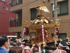 東上野町自治会かな？でお祭りやってました。
下町で１番早い夏祭りとされている「下谷神社大祭」だったそう。

今年は夏祭りができそうでウキウキしますね。