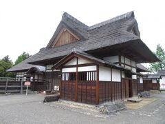 史跡足利学校。創建は奈良時代、平安時代、鎌倉時代と各説があるが、少なくとも室町時代にはあったことが分かっており、日本最古の学校といわれている。現在の建物（方丈・書院・庫裏）は1990年に復元完成したもの。