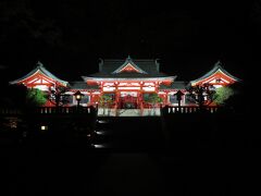 夜間ライトアップがされる足利織姫神社へ。どこかで見たことがあるような建物。それもそのはず、平等院鳳凰堂をモデルにしているとのこと。しかも、この社殿は昭和9年から12年（1937年）にかけて鉄筋コンクリート造で建てられたもの。当時の神社建築は木造が主流だったらしいので（今も？）、先鋭的な建築だったのだろう。