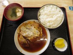 太田駅への戻りがてら、味里屋食堂で昼食。カツ煮定食が650円。安い。