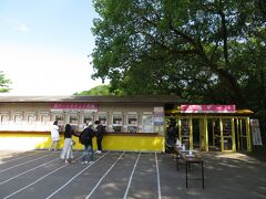 太田駅から足利市駅へ戻り、約1km離れた足利駅まで歩き、JR両毛線に乗ってあしかがフラワーパークへ。駅から近い西ゲートから入園。入園料は花の咲き具合による変動制で、この日は藤の花が見頃満開だったので一番高い2000円。