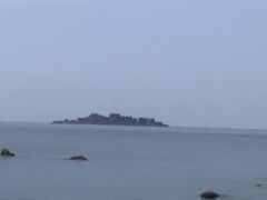 軍艦島が遠くに見えてきました。
小さな海底炭鉱「端島炭坑」として、昭和に栄えた島です。