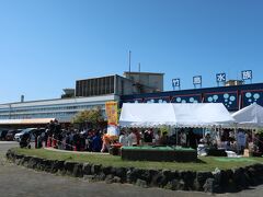 駅から歩いて10分程、海岸エリアにやって来ました。蒲郡市竹島水族館があります。
建物は1962年建築と古く、日本で4番目に小さな水族館なんだそうです。