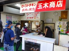 お目当ては、ローストチキンの玉木商店！
日によっては午前中で売り切れることもあるそうなの；
並んでるけど・・・大丈夫かなぁ