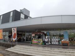 翌日。

雨でしたが、ＧＷのこの時期にはつつじが咲き誇る西山公園へ。