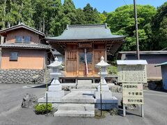 賤ヶ岳リフトの駐車場に車を停めたのですが、リフトが見えず。

で、周辺を歩いていると神社やお寺さんが結構あっていい雰囲気でした。

伊香具神社。
かなり古く（８世紀とか９世紀とかのレベル）からこの地にあった神社のようです。