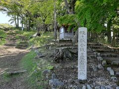 途中には、賤ヶ岳の合戦で命を散らした方の供養塔があったり、自分のような１０分程度の山歩きが嫌な人でも我慢できる工夫がされています。

夏じゃなくてよかったよ！