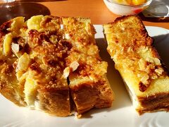 ●太陽のカフェ＠ATC

アーモンドトーストモーニングにしてみました。
この前、姫路のお店で食べたときから、プチブームになっています。
ふわふわパンに、とっても香ばしいアーモンド。
最高ですね。