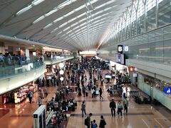 まずは羽田空港第2ターミナルからスタート☆
連休なので、普通に混んでいます。