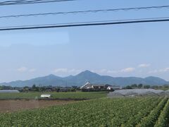 車内では沿線の観光案内をしてくれます。
遠くに見える山は金峰山。
熊本市民には東の阿蘇、西の金峰山と呼ばれているそうです。

