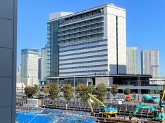 東京・江東区『Hotel & Spa Resort LA VISTA TOKYO BAY』

ホテル『ラビスタ東京ベイ（共立リゾート）』の外観の写真。

私は2021年の冬から2022年の春にかけて新しくできた『豊洲市場』内で
食べ歩きをしています。その際に建設中のキレイな建物を発見！

何年か前に函館で宿泊したホテル『ラビスタ』ができるようです。
帰ってホテル名を調べていつオープンするのかをチェックしました。

これまで『築地市場』にある人気店に並んでお寿司を食べていました。
2018年10月に『豊洲市場』の方に移転オープンしました。
2019年に新型コロナウイルス感染症が発生し、2020年には日本でも
流行りだし、カウンターでお寿司を食べることを避けてきました。

『豊洲市場』の最寄り駅は東京臨海新交通臨海線の「ゆりかもめ」の
「市場前」駅なので、市場が目的でないとこのエリアには
なかなか行くことがありません。新鮮なお寿司を求め、
何度も通っていますw

『ラビスタ東京ベイ』にステイした際もお寿司をいただきました。

<『豊洲市場』で食べ歩き ① 空いている今が狙い目！【鮨文】
海鮮丼【仲家】【岩佐寿し】【印度カレー中栄】の入る
「6街区 水産仲卸売場棟」一番人気の【寿司大】の待ち時間>

https://4travel.jp/travelogue/11751500

<豊洲市場で食べ歩き ② マグロのセリの一般見学が再開！
「5街区 青果棟」にある人気店【大和寿司】は予約ができる！
「7街区 管理施設棟」にある【寿司処 やまざき】【茂助だんご】
商業施設『江戸前場下町』【豊洲市場 鈴富】甘味処【北斎茶房】>

https://4travel.jp/travelogue/11753451