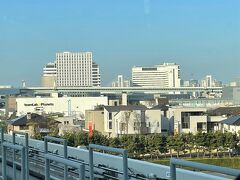 ゆりかもめに乗車中にも『ラビスタ東京ベイ』が見えます。

ちなみに写真左手の高い建物は、ゆりかもめの「新豊洲」駅に
2019年12月9日にオープンした『ホテルJALシティ東京 豊洲』です。
「Okura Nikko Hotels（オークラ ニッコー ホテルズ）」ですが、
格安で宿泊できます。

写真奥にお台場のレインボーブリッジが見えます。