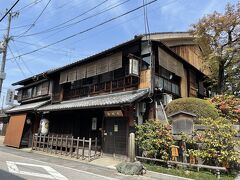 坂本龍馬の常宿だったという旅館、寺田屋

慶応2年（1866年）、宿泊中の龍馬は
伏見奉行の役人の襲撃を受けますが
同行していた妻、おりょうの機転で脱出、
難を逃れました。

他にも、蜂起した薩摩藩過激派が
鎮圧される事件の舞台にもなったこともあり
2つの事件を合わせて
「寺田屋事件」と呼ばれているそうです。