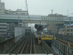 阪神高速の下をくぐる。
ちょうどこの地点にある高井田中央駅。
高速道路の真下を地下鉄が通っていて、それとの接続駅。
乗り換えたことあります。