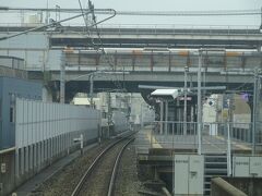 近鉄奈良線の下をくぐる。
その接続駅・ＪＲ河内永和駅。
ここでも乗り換えたことありますねえ。そう考えると結構この路線に乗ってるなあ（笑）