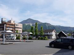西武秩父駅前に着きました。
ここから観た武甲山です。
先ほど立った頂上がしっかりと見えるのも何ともいえない感じです。