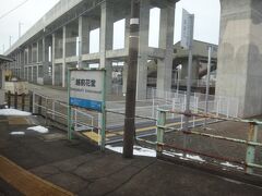 すぐに越前花堂(えちぜんはなんどう）に着く。
新幹線の高架の奥に北陸本線の越前花堂駅が見える。