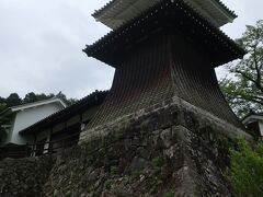 江戸時代初期、時の藩主松平家乗が、平和な時代になり城主が城の山頂に住む必要がなくなったとして、城の麓に藩主邸を造営し、太鼓楼も作られました。現在の太鼓櫓はふるさと創生の1億円によって平成元年から平成2年にかけて復元されたものです。