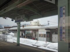 福井から1時間。越前大野へ。
大野市の玄関口だけあってこの駅で折り返す列車も多い。