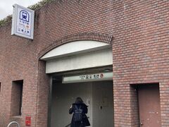 宿泊先ホテルにチェックインした後、地下鉄の最寄駅から奥方が用のあるというボタン屋さんへ