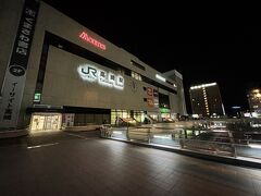 夜の高崎駅。
人通りは少ないものの酔客がたむろしていて結構騒がしいです。