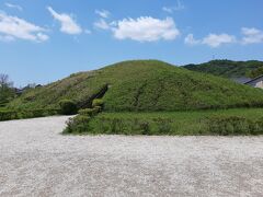 名前は非常によく聞く「藤ノ木古墳」に、法隆寺から歩いて向かいました。

6世紀後半に作られたと言われており。発掘の結果豪華な金属製の馬具や被葬者などが見つかっています。

外から見ると、ただの小高い山ですw
この形状自体も再現なのでしょうけど・・・