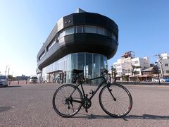 駅前のホテルを出発して、さっそく自転車で定期船が発着する「はーばりー」にやってきました。