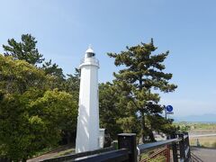 清水灯台です。
静岡市清水区の「清水灯台」は、日本初の鉄筋コンクリート造によるもので、明治45年（1912年）3月1日に初点灯され、現在も航行する船舶の安全を担っています。
現在、鉄筋コンクリート造（RC造）は、地震や災害に強く、灯台建造の中心となっています。
付近には、「羽衣の松」で有名な三保の松原や日本平などの景勝地があります。
資料：海上保安庁(ふじのくに静岡県公式HPより)

住所：静岡市清水区三保2109番2