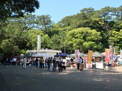 まずやってきたのは『桂浜』。
Ｇ．Ｗ期間で駐車するのに渋滞が出来ており２０分ほど渋滞に巻き込まれて駐車。
駐車料金は自家用車だと４００円ですがタクシーだと１６０円でした。
駐車代はタクシーチャーターには含まれていないので現金でお支払い。
【桂浜】
https://www.city.kochi.kochi.jp/site/kanko/katsurahama.html