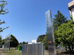 宿泊先は兼六園の目と鼻の先。
女子4人で9時前には朝んぽ開始しました。
まずは長女が好きな21世紀美術館。
私は3回目、子どもたちは2回目です。