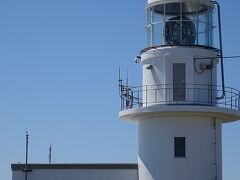 真っ白で美しい襟裳岬灯台。
青空に映えます。