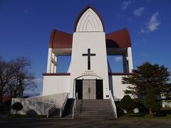 青空に真っ白い教会が映える「函館聖ヨハネ教会」

四方に十字架があしらってありました
