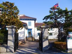 「函館市旧イギリス領事館」　ユニオンジャックがちゃんとみえるまで待ち構えてパチリ