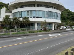 雨が降ってきたのでUターンしてホテルへ向かいます。
青島方面からサンメッセ日南までの国道２２０号線は海沿いの素敵な道路ですが、雨量が多くなると通行止めになるみたい。
落石や土砂崩れ起きそうな場所もチラホラ。恐々運転していました。
道の駅フェニックスまで来れば一安心