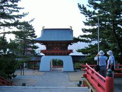 赤間神社
宝物殿：平家ゆかりの品々などを公開している宝物殿
壇の浦合戦 長門の国壇之浦の舟いくさが全面に描かれている。
 安徳天皇御入水 源氏平家の最後の戦が画かれ、画面中央が安徳天皇御座舟