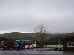 この観光コース。
手前の私たちのバスと奥の観光バスと。
大抵同じコースで巡ってた。
どちらも残念なお天気でしたね( ;∀;)
