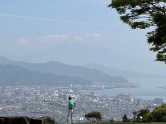 日本平ホテルからの絶景

一瞬海岸線に目が行くけど
うっすら見えた(^^) 富士山