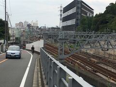 東急の目黒線は地上を西へ向かい、大井町線は高架になります。
