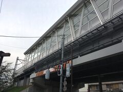 高架の下を歩き、東急の緑が丘駅に到着しました。
丘を巡る予定の2020年、今回の丘は、ここ「緑が丘」になります。
