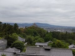 手向山八幡宮でお参りして二月堂に来ました。
お天気がいまいちですが、午前中の生駒山はくっきりです！