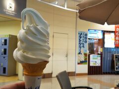 空港内のラーメン屋ではソフトクリームも扱っていて、テイクアウトできます☆
量も多く、おいしいです。