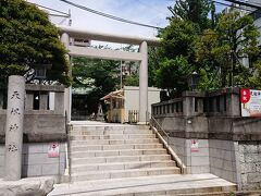 路線沿いを100mほど歩いて上り坂を歩くと、
天祖神社の看板が見えて来ます。